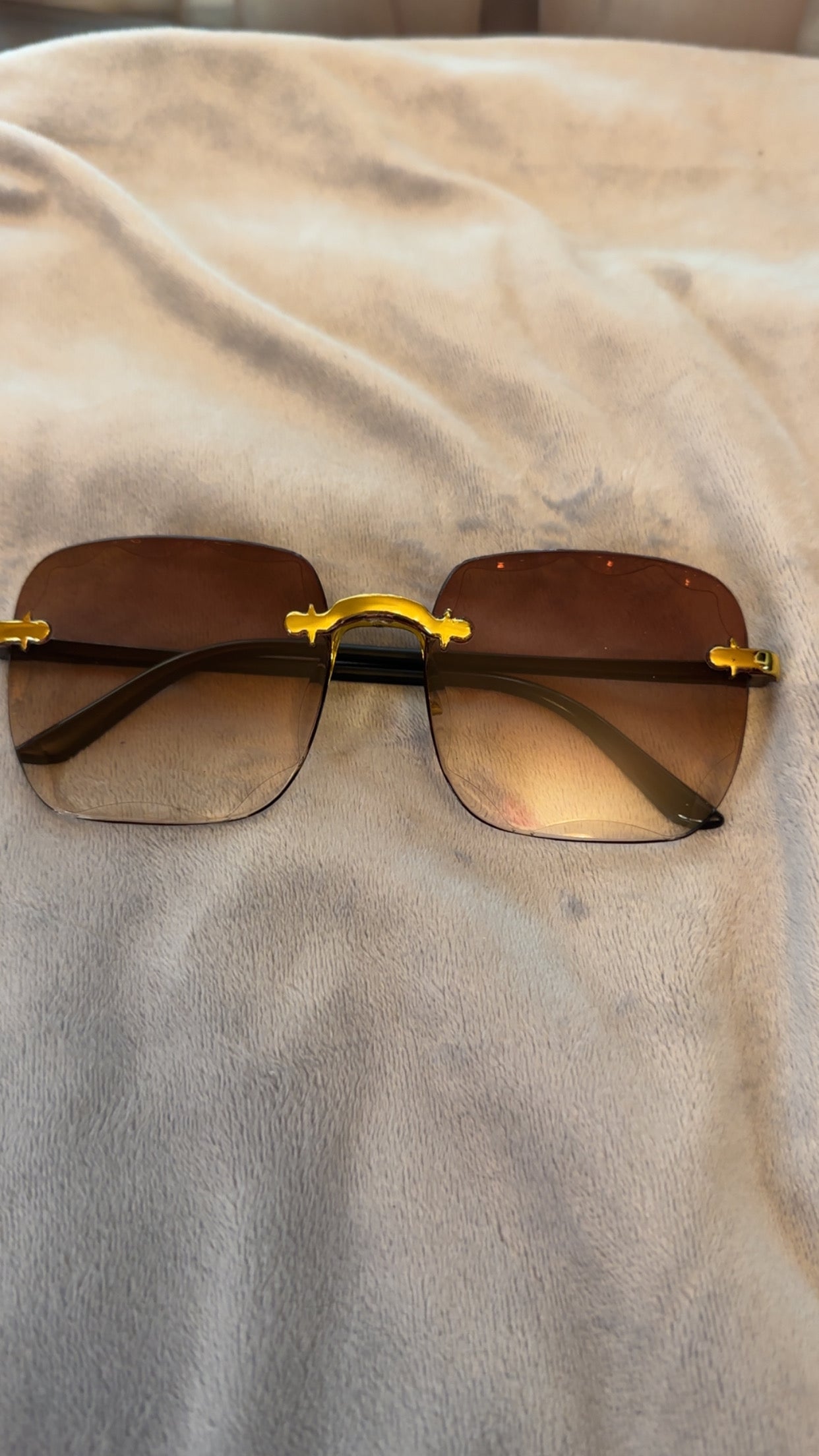 Brown Sunglasses with Gold-Tone Frames and Pink Lenses for Stylish Look
