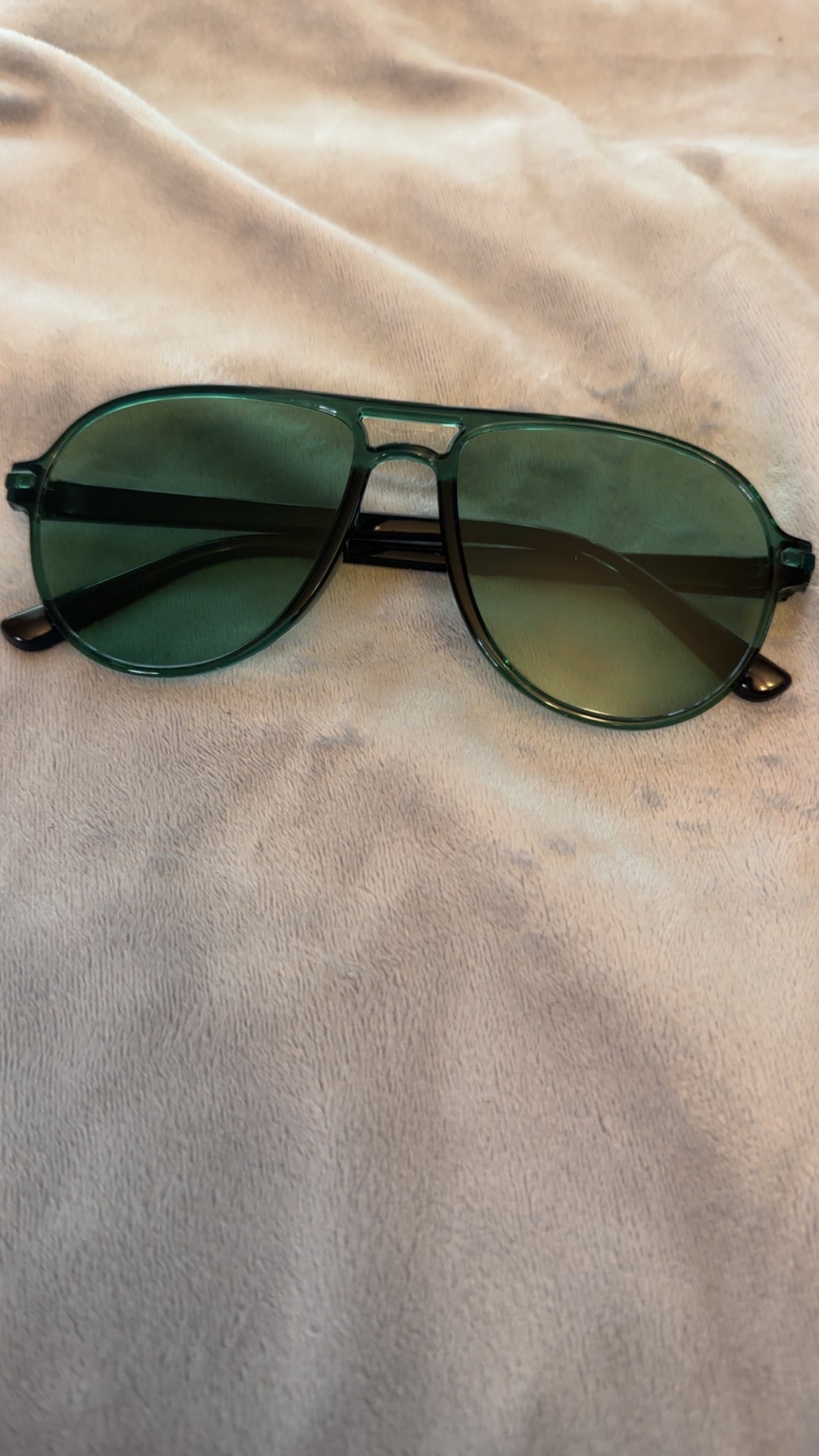 Green Aviator Sunglasses with Gradient Lenses and Black Frame for Men and Women